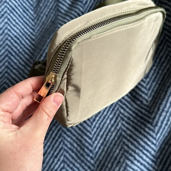 NWOT belt bag in green - Picture 4 of 4